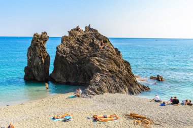 Monterosso, İtalya - 5 Mayıs 2016: Monterosso al Mare Plajı, İtalya'nın Liguria eyaletinin La Spezia eyaletinde küçük bir kasaba. Unesco Dünya Mirası Listesi'ndeki Cinque Terre topraklarından biri.