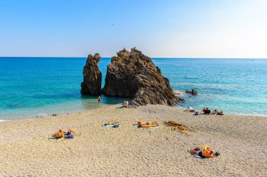 Monterosso, İtalya - 5 Mayıs 2016: Monterosso al Mare Plajı, İtalya'nın Liguria eyaletinin La Spezia eyaletinde küçük bir kasaba. Unesco Dünya Mirası Listesi'ndeki Cinque Terre topraklarından biri.