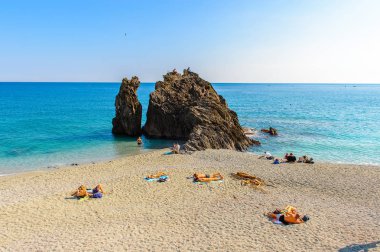 Monterosso, İtalya - 5 Mayıs 2016: Monterosso al Mare Plajı, İtalya'nın Liguria eyaletinin La Spezia eyaletinde küçük bir kasaba. Unesco Dünya Mirası Listesi'ndeki Cinque Terre topraklarından biri.