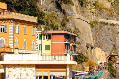 Monterosso, İtalya - 5 Mayıs 2016: Monterosso al Mare, La Spezia eyaletinde küçük bir kasaba, Liguria, İtalya. Unesco Dünya Mirası Listesi'ndeki Cinque Terre topraklarından biri.