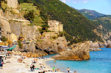 Monterosso, İtalya - 5 Mayıs 2016: Monterosso al Mare Plajı, İtalya'nın Liguria eyaletinin La Spezia eyaletinde küçük bir kasaba. Unesco Dünya Mirası Listesi'ndeki Cinque Terre topraklarından biri.