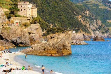Monterosso, İtalya - 5 Mayıs 2016: Monterosso al Mare Plajı, İtalya'nın Liguria eyaletinin La Spezia eyaletinde küçük bir kasaba. Unesco Dünya Mirası Listesi'ndeki Cinque Terre topraklarından biri.