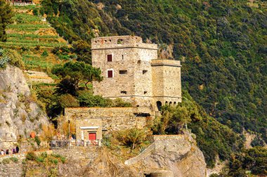 Monterosso, İtalya - 5 Mayıs 2016: Monterosso al Mare Kalesi, İtalya'nın Liguria eyaletinin La Spezia eyaletinde küçük bir kasaba. Unesco Dünya Mirası Listesi'ndeki Cinque Terre topraklarından biri.