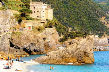 Monterosso, İtalya - 5 Mayıs 2016: Monterosso al Mare Kalesi, İtalya'nın Liguria eyaletinin La Spezia eyaletinde küçük bir kasaba. Unesco Dünya Mirası Listesi'ndeki Cinque Terre topraklarından biri.