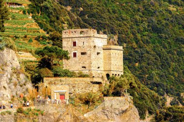Monterosso, İtalya - 5 Mayıs 2016: Monterosso al Mare Kalesi, İtalya'nın Liguria eyaletinin La Spezia eyaletinde küçük bir kasaba. Unesco Dünya Mirası Listesi'ndeki Cinque Terre topraklarından biri.