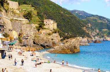 Monterosso, İtalya - 5 Mayıs 2016: Monterosso al Mare Plajı, İtalya'nın Liguria eyaletinin La Spezia eyaletinde küçük bir kasaba. Unesco Dünya Mirası Listesi'ndeki Cinque Terre topraklarından biri.