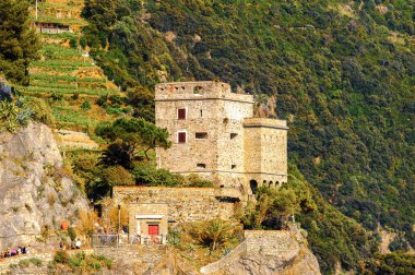 Monterosso, İtalya - 5 Mayıs 2016: Monterosso al Mare Kalesi, İtalya'nın Liguria eyaletinin La Spezia eyaletinde küçük bir kasaba. Unesco Dünya Mirası Listesi'ndeki Cinque Terre topraklarından biri.