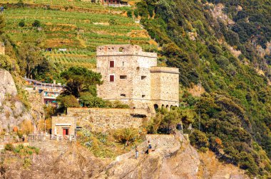 Monterosso, İtalya - 5 Mayıs 2016: Monterosso al Mare Kalesi, İtalya'nın Liguria eyaletinin La Spezia eyaletinde küçük bir kasaba. Unesco Dünya Mirası Listesi'ndeki Cinque Terre topraklarından biri.