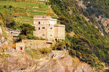 Monterosso, İtalya - 5 Mayıs 2016: Monterosso al Mare Kalesi, İtalya'nın Liguria eyaletinin La Spezia eyaletinde küçük bir kasaba. Unesco Dünya Mirası Listesi'ndeki Cinque Terre topraklarından biri.