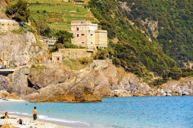 Monterosso, İtalya - 5 Mayıs 2016: Monterosso al Mare Plajı, İtalya'nın Liguria eyaletinin La Spezia eyaletinde küçük bir kasaba. Unesco Dünya Mirası Listesi'ndeki Cinque Terre topraklarından biri.