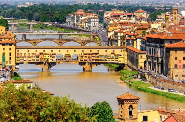 Floransa, İtalya - 6 Mayıs 2016: Floransa, İtalya'da Arno Nehri üzerinde bir Ortaçağ taşı kapalı spandrel segmental kemer köprü ponte Vecchio (Eski Köprü), havadan görünümü.
