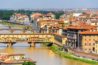 Floransa, İtalya - 6 Mayıs 2016: Floransa, İtalya'da Arno Nehri üzerinde bir Ortaçağ taşı kapalı spandrel segmental kemer köprü ponte Vecchio (Eski Köprü), havadan görünümü.