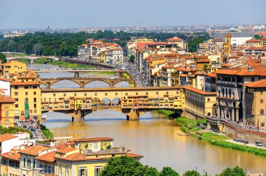 Floransa, İtalya - 6 Mayıs 2016: Floransa, İtalya'da Arno Nehri üzerinde bir Ortaçağ taşı kapalı spandrel segmental kemer köprü ponte Vecchio (Eski Köprü), havadan görünümü.