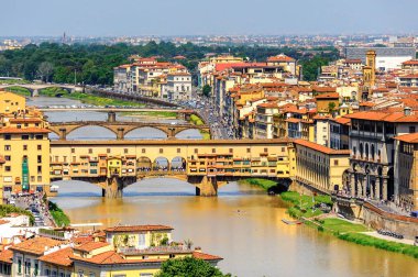 Floransa, İtalya - 6 Mayıs 2016: Floransa, İtalya'da Arno Nehri üzerinde bir Ortaçağ taşı kapalı spandrel segmental kemer köprü ponte Vecchio (Eski Köprü), havadan görünümü.