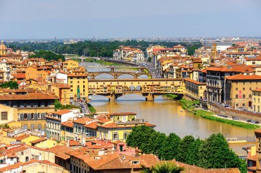 Floransa, İtalya - 6 Mayıs 2016: Floransa, İtalya'da Arno Nehri üzerinde bir Ortaçağ taşı kapalı spandrel segmental kemer köprü ponte Vecchio (Eski Köprü), havadan görünümü.