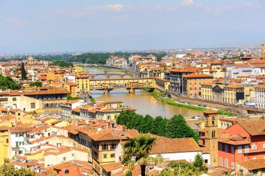 Floransa, İtalya - 6 Mayıs 2016: Floransa, İtalya'da Arno Nehri üzerinde bir Ortaçağ taşı kapalı spandrel segmental kemer köprü ponte Vecchio (Eski Köprü), havadan görünümü.