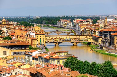 Floransa, İtalya - 6 Mayıs 2016: Floransa, İtalya'da Arno Nehri üzerinde bir Ortaçağ taşı kapalı spandrel segmental kemer köprü ponte Vecchio (Eski Köprü), havadan görünümü.