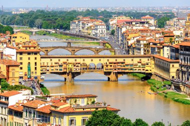 Floransa, İtalya - 6 Mayıs 2016: Floransa, İtalya'da Arno Nehri üzerinde bir Ortaçağ taşı kapalı spandrel segmental kemer köprü ponte Vecchio (Eski Köprü), havadan görünümü.