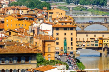 Floransa, İtalya - 6 Mayıs 2016: Floransa, İtalya'da Arno Nehri üzerinde bir Ortaçağ taşı kapalı spandrel segmental kemer köprü ponte Vecchio (Eski Köprü), havadan görünümü.