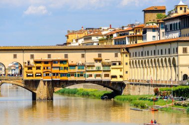 Floransa, İtalya - 6 Mayıs 2016: Ponte Vecchio (Eski Köprü), Arno Nehri üzerinde bir Ortaçağ taşı kapalı spandrel segmental kemer köprü, Floransa, İtalya.