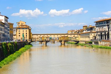 Floransa, İtalya - 6 Mayıs 2016: Ponte Vecchio (Eski Köprü), Arno Nehri üzerinde bir Ortaçağ taşı kapalı spandrel segmental kemer köprü, Floransa, İtalya.