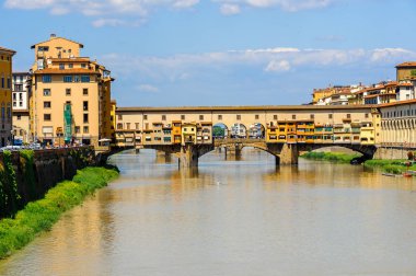 Floransa, İtalya - 6 Mayıs 2016: Ponte Vecchio (Eski Köprü), Arno Nehri üzerinde bir Ortaçağ taşı kapalı spandrel segmental kemer köprü, Floransa, İtalya.