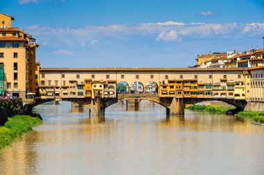 Floransa, İtalya - 6 Mayıs 2016: Ponte Vecchio (Eski Köprü), Arno Nehri üzerinde bir Ortaçağ taşı kapalı spandrel segmental kemer köprü, Floransa, İtalya.