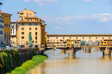 Floransa, İtalya - 6 Mayıs 2016: Ponte Vecchio (Eski Köprü), Arno Nehri üzerinde bir Ortaçağ taşı kapalı spandrel segmental kemer köprü, Floransa, İtalya.