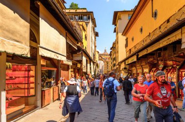 Floransa, İtalya - 6 Mayıs 2016: Floransa, İtalya'da Arno Nehri üzerinde bir Ortaçağ taşı kapalı spandrel segmental kemer köprü ponte Vecchio 'nun (Eski Köprü) yakın görünümü.