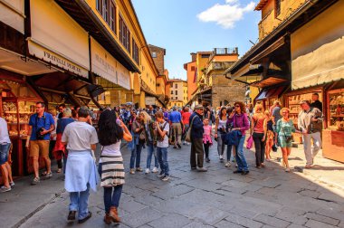 Floransa, İtalya - 6 Mayıs 2016: Floransa, İtalya'da Arno Nehri üzerinde bir Ortaçağ taşı kapalı spandrel segmental kemer köprü ponte Vecchio 'nun (Eski Köprü) yakın görünümü.