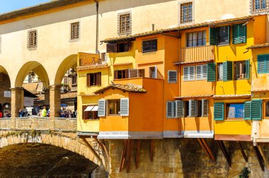 Floransa, İtalya - 6 Mayıs 2016: Floransa, İtalya'da Arno Nehri üzerinde bir Ortaçağ taşı kapalı spandrel segmental kemer köprü ponte Vecchio 'nun (Eski Köprü) yakın görünümü.