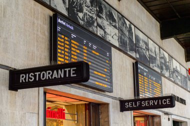 Floransa, İtalya - 6 Mayıs 2016: Firenze Santa Maria Novella yolcuları, Floransa'da bir son tren istasyonu.