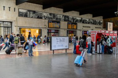 Floransa, İtalya - 6 Mayıs 2016: Firenze Santa Maria Novella yolcuları, Floransa'da bir son tren istasyonu.