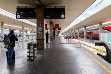 Floransa, İtalya - 6 Mayıs 2016: Firenze Santa Maria Novella yolcuları, Floransa'da bir son tren istasyonu.