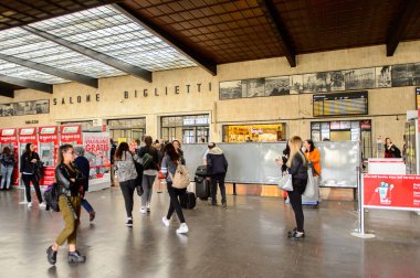 Floransa, İtalya - 6 Mayıs 2016: Firenze Santa Maria Novella yolcuları, Floransa'da bir son tren istasyonu.