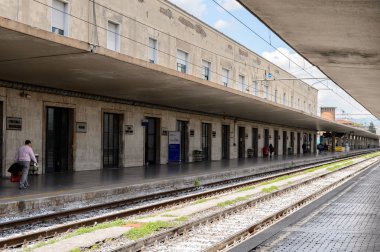 Floransa, İtalya - 6 Mayıs 2016: Firenze Santa Maria Novella, Floransa'da bir son tren istasyonu.