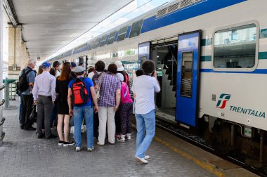 Floransa, İtalya - 6 Mayıs 2016: Firenze Santa Maria Novella, Floransa trentren. Trenitalia İtalya'da birincil tren operatörü