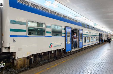 Floransa, İtalya - 6 Mayıs 2016: Firenze Santa Maria Novella, Floransa trentren. Trenitalia İtalya'da birincil tren operatörü