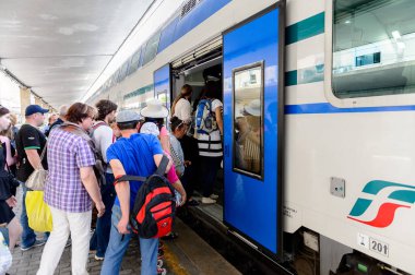 Floransa, İtalya - 6 Mayıs 2016: Firenze Santa Maria Novella, Floransa trentren. Trenitalia İtalya'da birincil tren operatörü