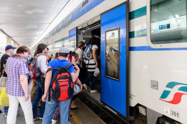 Floransa, İtalya - 6 Mayıs 2016: Firenze Santa Maria Novella, Floransa trentren. Trenitalia İtalya'da birincil tren operatörü