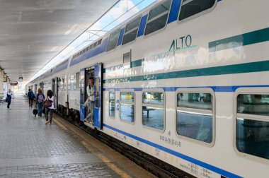 Floransa, İtalya - 6 Mayıs 2016: Firenze Santa Maria Novella, Floransa trentren. Trenitalia İtalya'da birincil tren operatörü