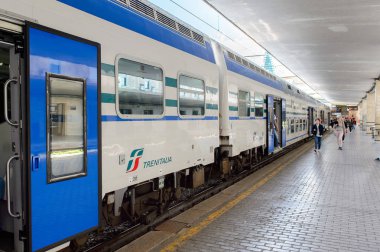 Floransa, İtalya - 6 Mayıs 2016: Firenze Santa Maria Novella, Floransa trentren. Trenitalia İtalya'da birincil tren operatörü