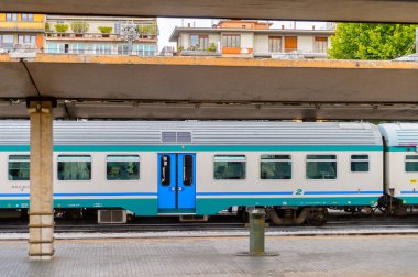 Floransa, İtalya - 6 Mayıs 2016: Trenitalia şirketi Floransa yakınlarında hareket halinde. Trenitalia İtalya'da birincil tren operatörü