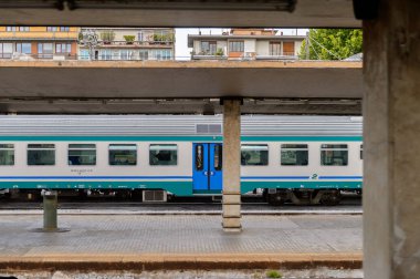 Floransa, İtalya - 6 Mayıs 2016: Trenitalia şirketi Floransa yakınlarında hareket halinde. Trenitalia İtalya'da birincil tren operatörü