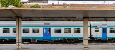 Floransa, İtalya - 6 Mayıs 2016: Trenitalia şirketi Floransa yakınlarında hareket halinde. Trenitalia İtalya'da birincil tren operatörü