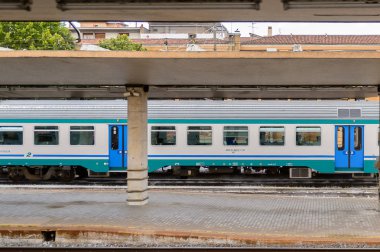 Floransa, İtalya - 6 Mayıs 2016: Trenitalia şirketi Floransa yakınlarında hareket halinde. Trenitalia İtalya'da birincil tren operatörü