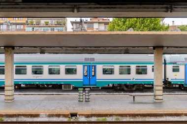 Floransa, İtalya - 6 Mayıs 2016: Trenitalia şirketi Floransa yakınlarında hareket halinde. Trenitalia İtalya'da birincil tren operatörü