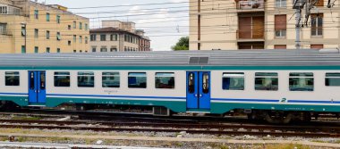 Floransa, İtalya - 6 Mayıs 2016: Trenitalia şirketi Floransa yakınlarında hareket halinde. Trenitalia İtalya'da birincil tren operatörü