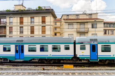 Floransa, İtalya - 6 Mayıs 2016: Trenitalia şirketi Floransa yakınlarında hareket halinde. Trenitalia İtalya'da birincil tren operatörü