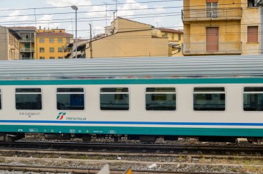 Floransa, İtalya - 6 Mayıs 2016: Trenitalia şirketi Floransa yakınlarında hareket halinde. Trenitalia İtalya'da birincil tren operatörü